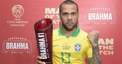 Eleito o melhor da semifinal Daniel Alves garante dedicação pelo Brasil