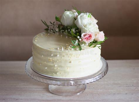 Pastel De Bodas Hermoso Con Las Flores En La Tabla De M Rmol Y El Fondo