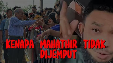 Rakyat Menunggu Kehadiran Mahathir Di Dataran Untuk Sambutan