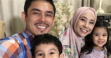 Tular Gambar Di Atas Pelamin Berpegang Tangan Suami Irma Hasmie Dah