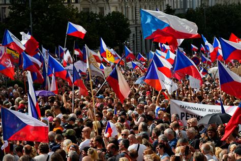 Miles De Personas Protestan En Praga Contra Las Políticas Antirrusas