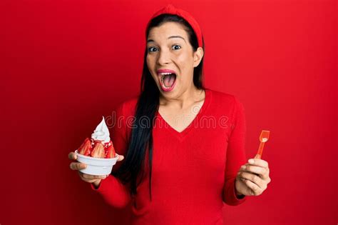 Jovem Latina Segurando Sorvete Celebrando Louca E Maravilhada Pelo Sucesso Olhos Abertos