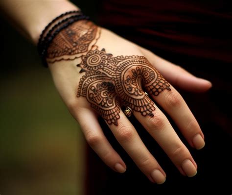 Premium Ai Image A Beautiful Henna Design Adorning A Womans Hand