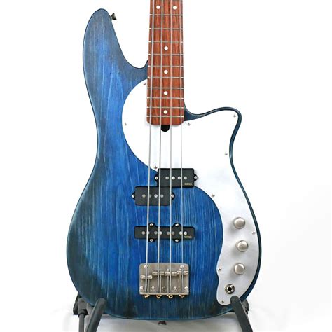 Offbeat Guitars Roxanne Pj 32 Medium Scale Bass In Midnight Reverb