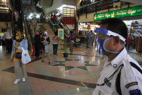 Pengunjung Mall Di Bandung Merosot