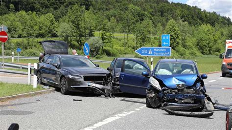 Unfall mit drei Pkw an der Autobahn Auffahrt Großweil Fünf Personen