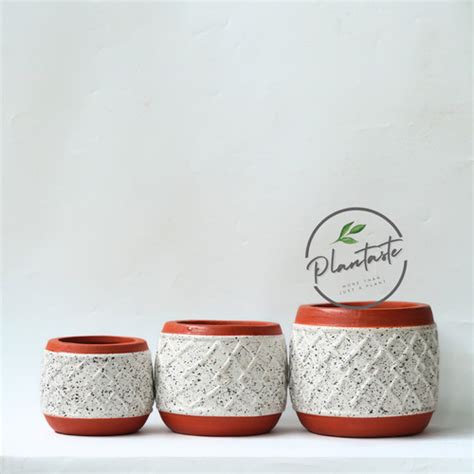 Jual Pot Eggy Motif Relief Pot Gerabah Terracota Tanah Liat