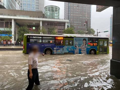 圖》北市信義區大淹水！大雷雨「灌」入雙北市 驚見多條「滾滾黃河」竄流 今周刊