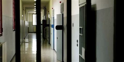 Carcere Di Enna La Droga E I Telefonini Erano Nelle Buste Calate Da Un