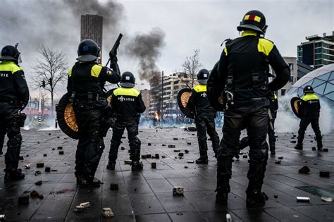 Waarom In Nederland Verschillende Nachten Op Rij Rellen Uitbreken Tegen Avondklok Het Belang