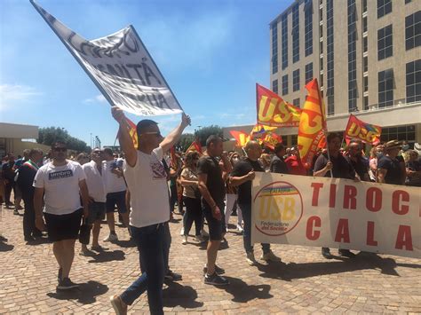 Tirocinanti Precari In Protesta A Catanzaro Attendono Risposte Dal