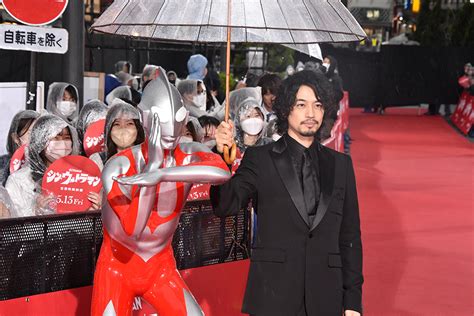 斎藤工・長澤まさみ、新宿に敷かれた60mシン・ウルトラマンレッドカーペット闊歩 Encount