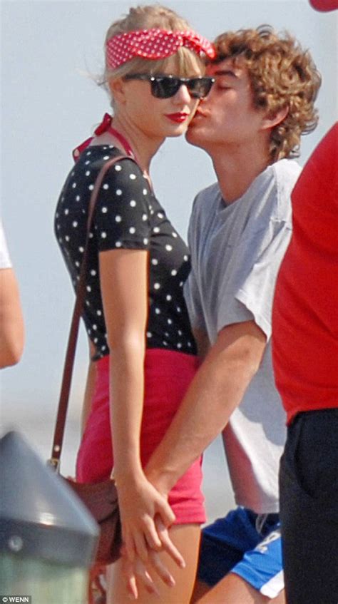 TAYLOR SWIFT and Conor Kennedy Share a Kiss in Massachusetts – HawtCelebs