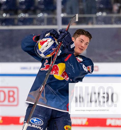 Justin Schuetz Ehc Red Bull Muenchen Laesst Sich Feiern Ehc Red