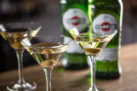 Dry Vermouth Explained: How To Drink Dry Vermouth | DineWithDrinks