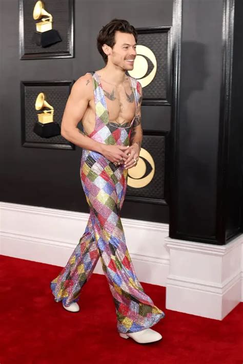 Pakai Jumpsuit Pelangi Harry Styles Melenggang Curi Perhatian Di Grammy Awards 2023 Photo