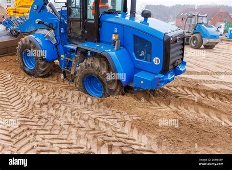 la chargeuse sur pneus s est coincée dans le gravier d un chantier de