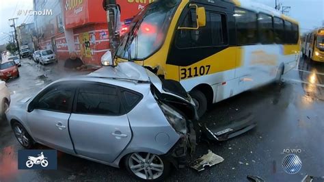 Dois homens ficam feridos após batida entre micro ônibus e carro no