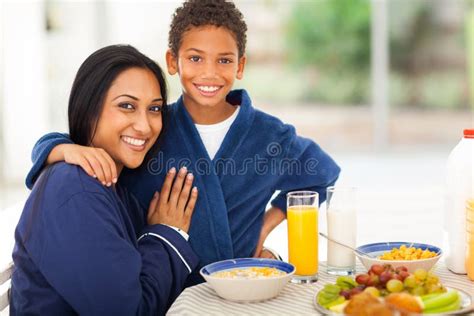 Café Da Manhã Do Filho Da Mãe Foto de Stock Imagem de flocos amar