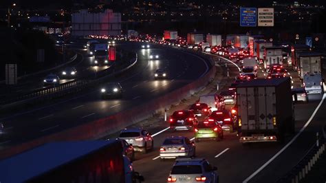 Accidente De Tráfico Entre Dos Camiones Y Un Coche En La Ronda Norte De