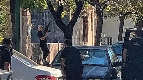 P Nico Un Hombre Dispar Una Carabina En La Calle E Hiri A Tres