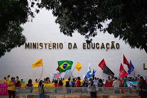 Estudantes Protestam Em Frente Ao Mec Contra Cortes Na Geral