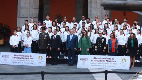 Amlo Abandera A La Delegaci N Mexicana Que Va A Par S Grupo Milenio