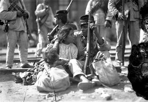 Soldado Federal Con Su Familia Durante La Revolución En 1915 Mexico