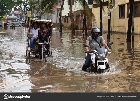 Vehicles Rickshaws Try Driving Passengers Waterlogged Streets Dhaka