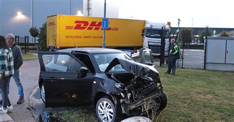 Gewonde En Flinke Schade Bij Botsing Tussen Auto En Vrachtwagen In