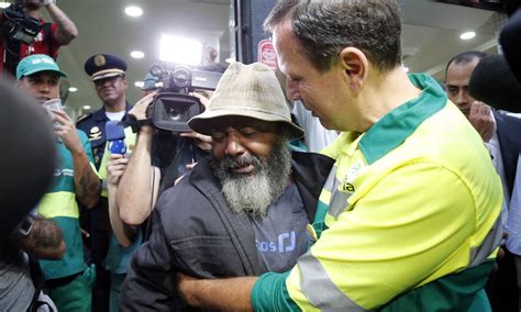 Doria se veste de gari para lançar programa de limpeza mas não varre a