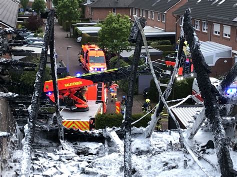 Feuerwehren Bek Mpfen Dachstuhlbrand Im Reihenhaus Einsatzbericht