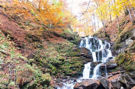 Corrente Fria Caindo Rochas E Pedras Da Encosta Da Montanha Atrav S Da