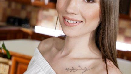 Kate Quinn Women Brunette Hair Pornstar Smiling Looking At Viewer Women Indoors Bare