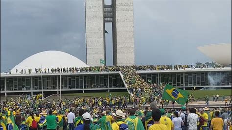 Bolsonaristas radicais invadem Congresso Nacional Palácio do Planalto