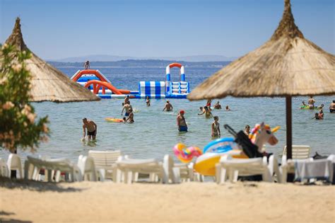 Písčitá pláž Pine Beach Pakostane Chorwatsko