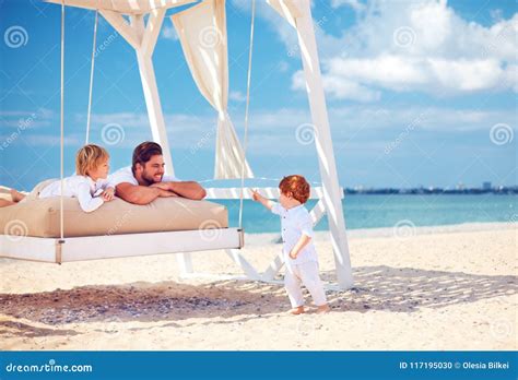 Familia Feliz Que Disfruta De Vacaciones De Verano En La Playa Del Mar