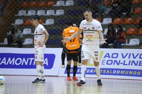 Blumenau Futsal é goleado pelo Carlos Barbosa na estreia da Liga Nacional