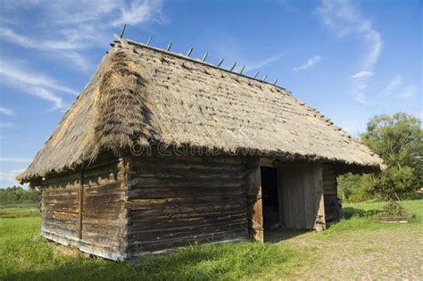 Grange En Bois Avec Le Toit Couvert De Chaume Image Stock Image Du