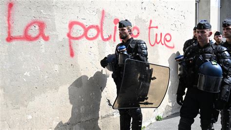 Paris La Manifestation Contre Les Violences Policières Interdite Par