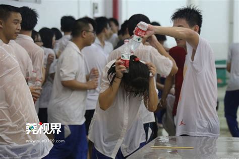 【莞视界】高考结束 东莞中学考生抛书湿身庆祝东莞阳光网