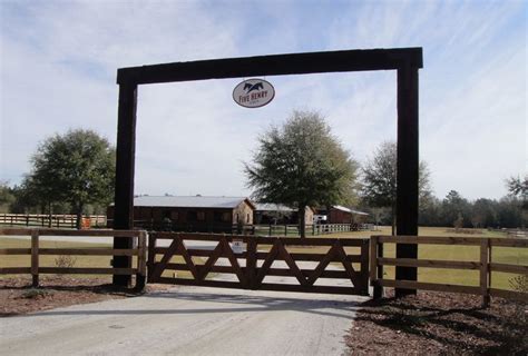 Pin By Danielle Woodmark Quintana On House Ideas Driveway Gate Farm