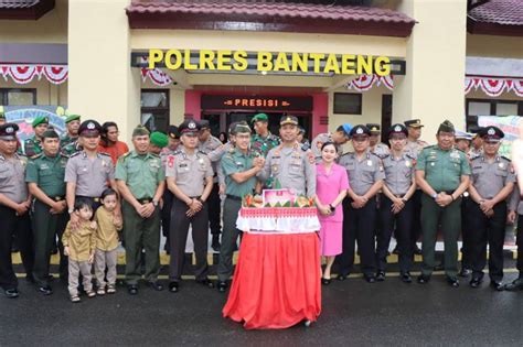 Dandim 1410 Beri Kejutan Berupa Nasi Tumpeng Kepada Kapolres Bantaeng