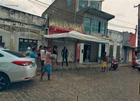 Mulher é morta a tiros em cidade da BA e amante do marido é procurada