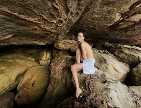Chân dài 1m77 bán nude trong hang động khoe siêu phẩm trắng nõn không