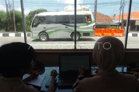 Penghitungan Kendaraan Pemudik Di Jalur Pantura Antara Foto