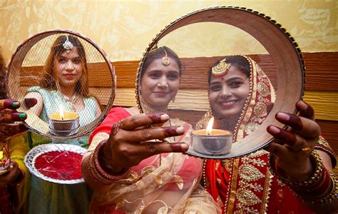 Karwa Chauth 2022 देशभर में सुहागिनों ने चांद देखकर खोला करवा चौथ व्रत