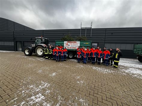 Jugendfeuerwehr sammelt Weihnachtsbäume im Alsfelder Stadtgebiet ein