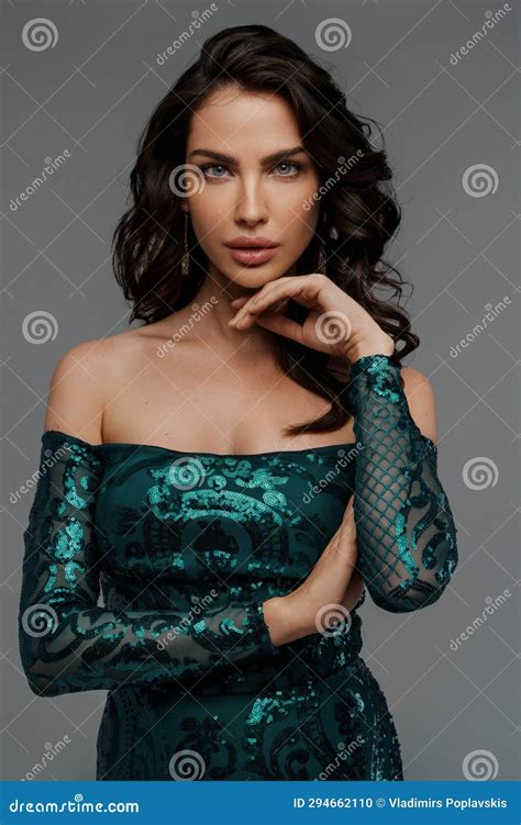 Brunette Impresionante En Un Elegante Vestido Verde De Noche Con Un