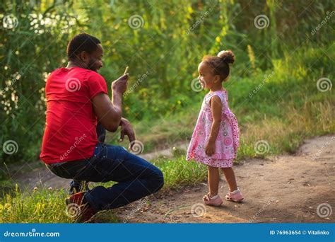 El Padre Del Africano Negro Toma La Foto De Su Hija Foto De Archivo